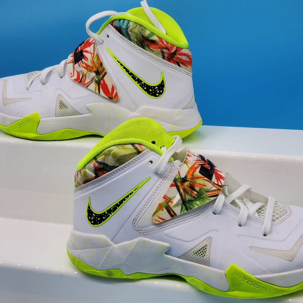 Lebron James Zoom Soldier VII KINGS PRIDE White Black Volt 599264-103 Size 7.5